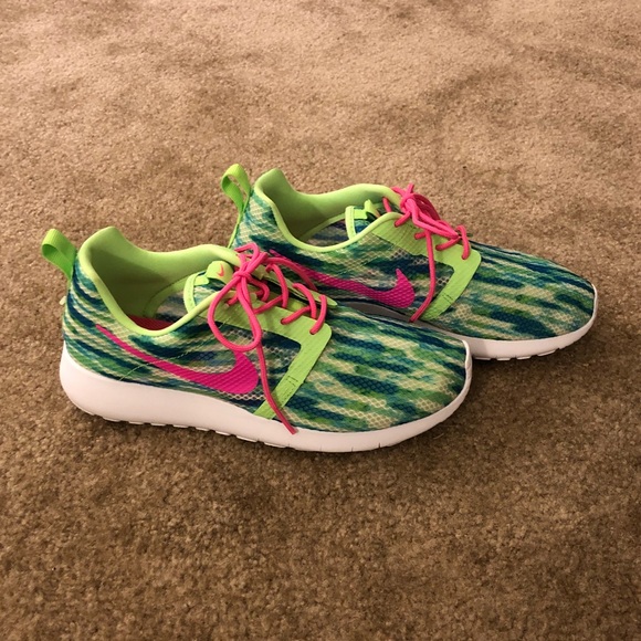 Nike Shoes - 🎉FLASH SALE! NWOB Nike Rosherun Shoes